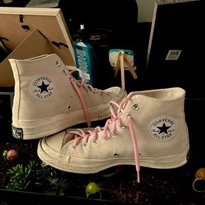 Women’s Converse Hightop shoes,lightly worn, pink laces, good condition no stain